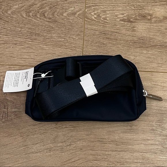 Lululemon Everywhere Belt Bag Navy - Picture 8 of 8